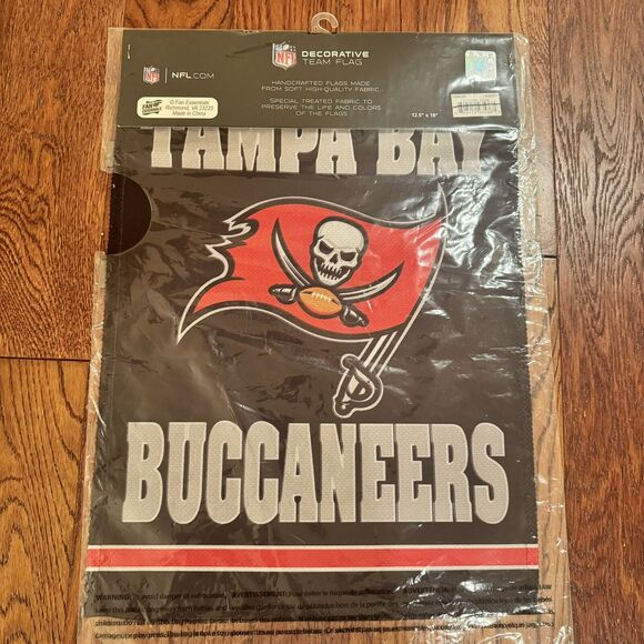 New In Package Tampa Bay Buccaneers 18" x 12.5" Embossed Suede Garden Flag NFL - Picture 2 of 10